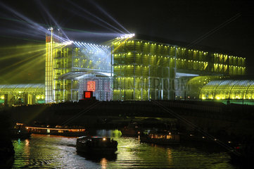 Lichtshow bei der Eroeffnung des Berliner Hauptbahnhofs