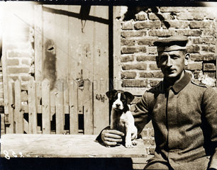 Soldat mit Jack Russell Terrier