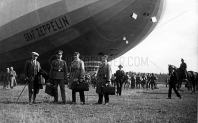 Maenner vor Zeppelin