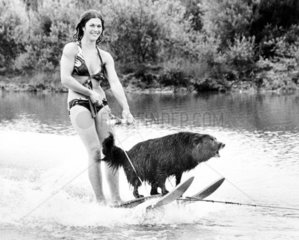 Frau mit Hund auf Wasserski 1