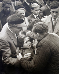 Maedchen umarmt Mann Kriegsheimkehrer 1955