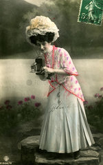 Frau Kamera Kleid Hut  1906
