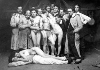 Nacktmodelle posieren mit Malern