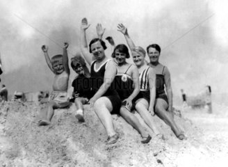 Familie auf einem Sandhaufen