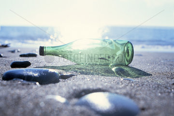 Flaschenpost am Strand