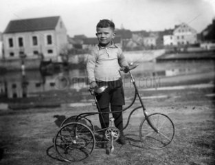 Kind mit Dreirad
