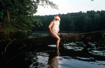 Weihnachtsmann nackt beim Baden