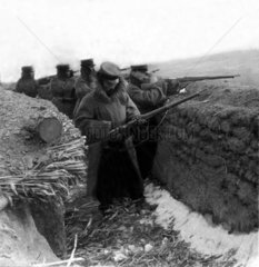 Soldaten im Schuetzengraben