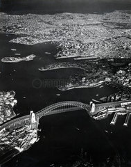Sydney Luftbildaufnahme Blick auf Stadt mit Bruecke  ca 1930