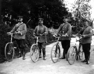 4 Soldaten mit Fahrrad  1920