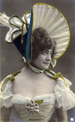 Frau in komischem Kleid mit komischer Kopfbedeckung