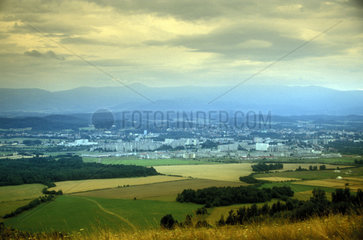 Blick auf Stadt mit Gebirge im Hintergrund