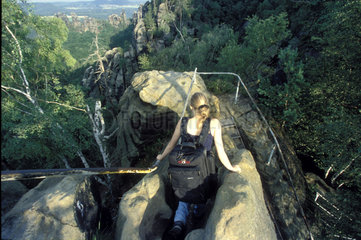 Frau klettert im Elbsandsteingebirge