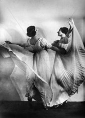 Elsa und Grete Wiesenthal beim tanzen des Faustwalzers
