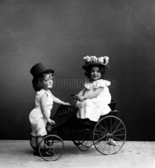 Zwei Kinder mit Dreirad