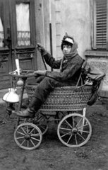 Verkleideter Mann in Kinderwagen
