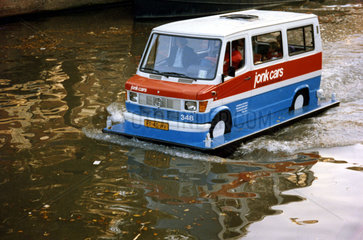 Bus faehrt auf dem Wasser