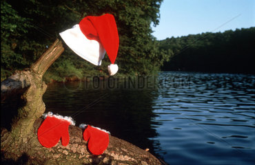 Kleidung des Weihnachtsmanns am Ufer abgelegt