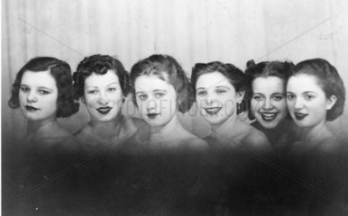 Sechs Frauen posieren mit ihrem Gesicht vor der Kamera