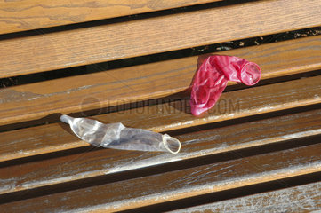 benutzte Kondome auf Parkbank