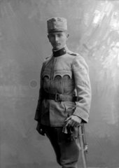 junger Soldat in Uniform