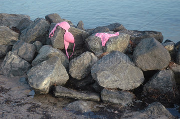 Bikini liegt am Strand