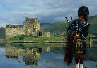 Schottland: Eilean Donan Castle mit Dudelsackpfeifer