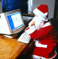 Weihnachtsmann am Computer