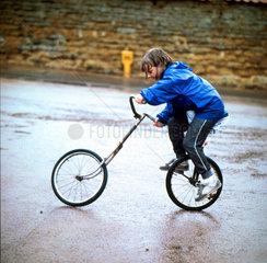 Kind Fahrrad Zerbrochen Akrobatik
