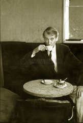 Walter Vogel trinkt ein Kaffee