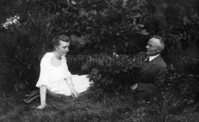Mann und Frau sitzen in Busch
