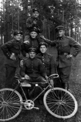 Soldaten mit Fahrrad