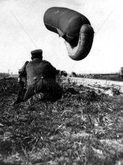 1910 Soldat beobachtet seltsamen Zeppelin