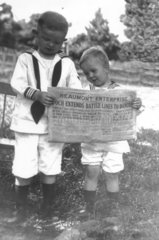 zwei Kinder lesen Zeitung  Erster Weltkrieg