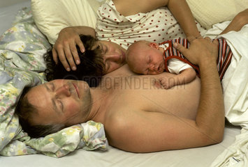 Eltern schlafen mit Baby
