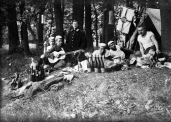 Picknick mit Getraenken Musik und Zelt  20er Jahre