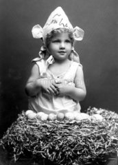 Kind mit Ostereiern
