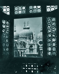 Italien - Venedig - Blick aus dem Fenster des Dogenpalastes auf den Markusdom