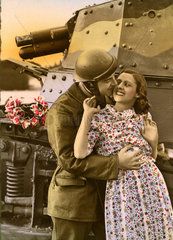 Soldat mit Frau vor Panzer
