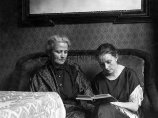 Mutter und Tochter lesen ein Buch