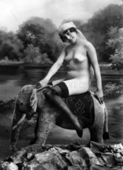 Nackte Frau auf Stoffelefanten