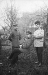 Drei Maenner in Uniform