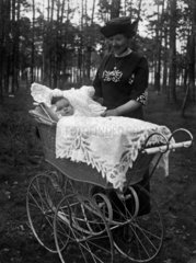 Ehepaar mit Baby im Kinderwagen