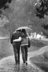 Paar geht im Regen