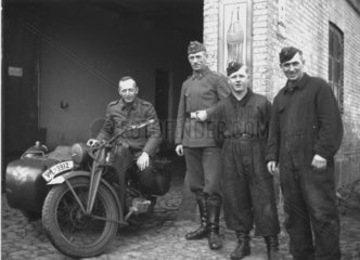 Soldaten mit Motorrad
