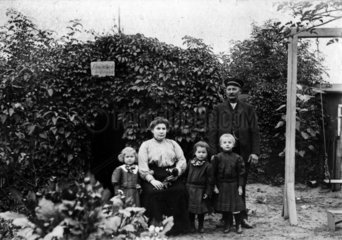 Familienfoto im Garten