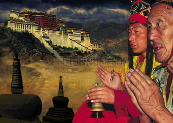 Tibet - Lhasa: Potala Palast und Moenche