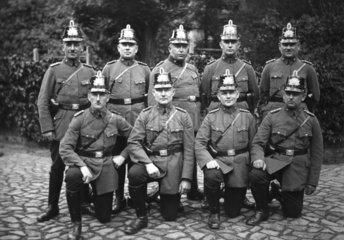 9 Polizisten