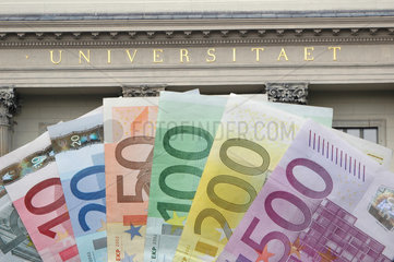 Geldscheine vor Universitaet - Kommerzialisierung - Studiengebuehren