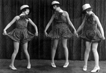 Drei Frauen in komischer Kleidung 1910